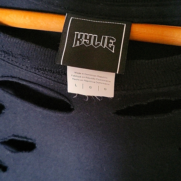 Kylie & Kendall Distressed Tee 📸 - Picture 9 of 10